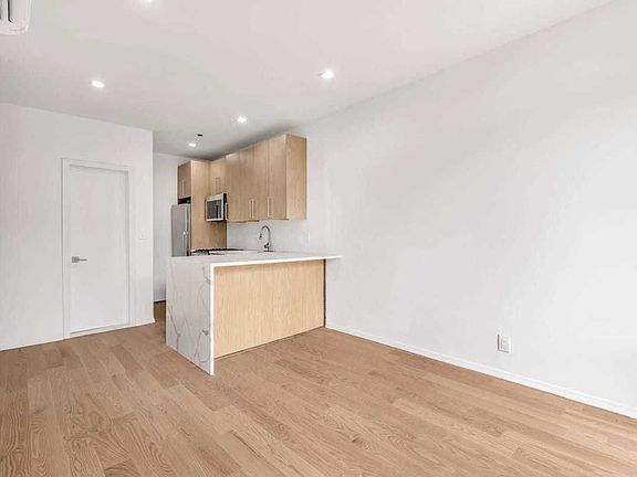 5th image of 132 Macon St APT 3R