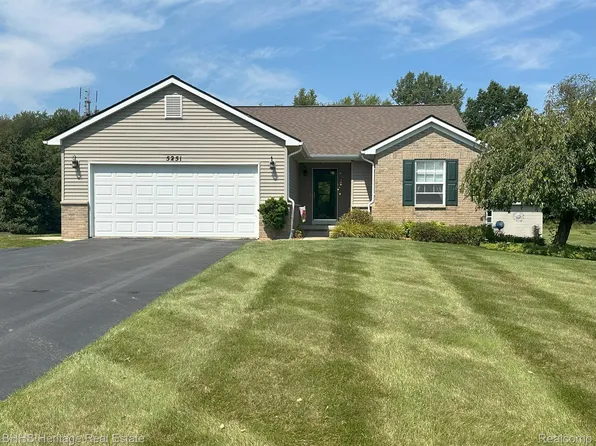 5251 Spruceview Ln, Fowlerville, MI 48836