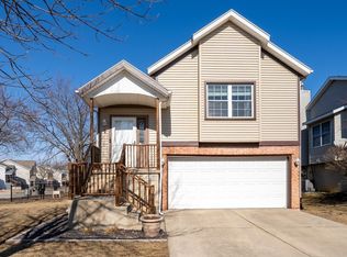 9 Parkshores Dr, Bloomington, IL 61701