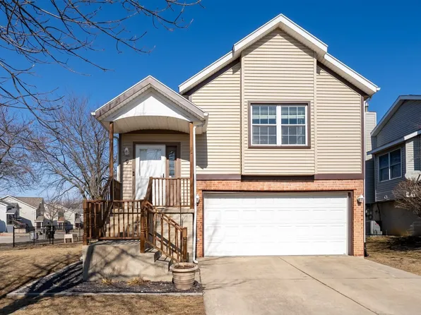 9 Parkshores Dr, Bloomington, IL 61701