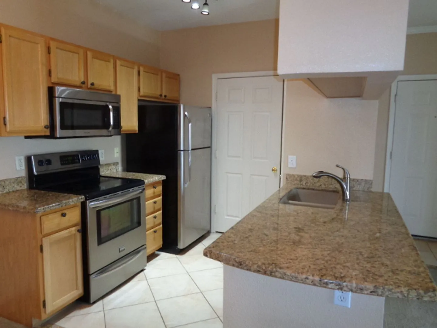 Spacious 1 bedroom condo in gated, resort style community! — Photo 2