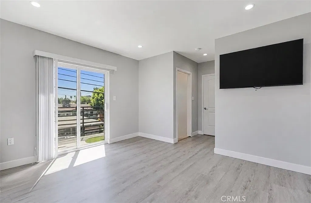 3 bed, 1260 sqft, $3,450 — Photo 3