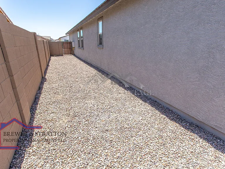 2226 E Kelly Dr — Photo 41