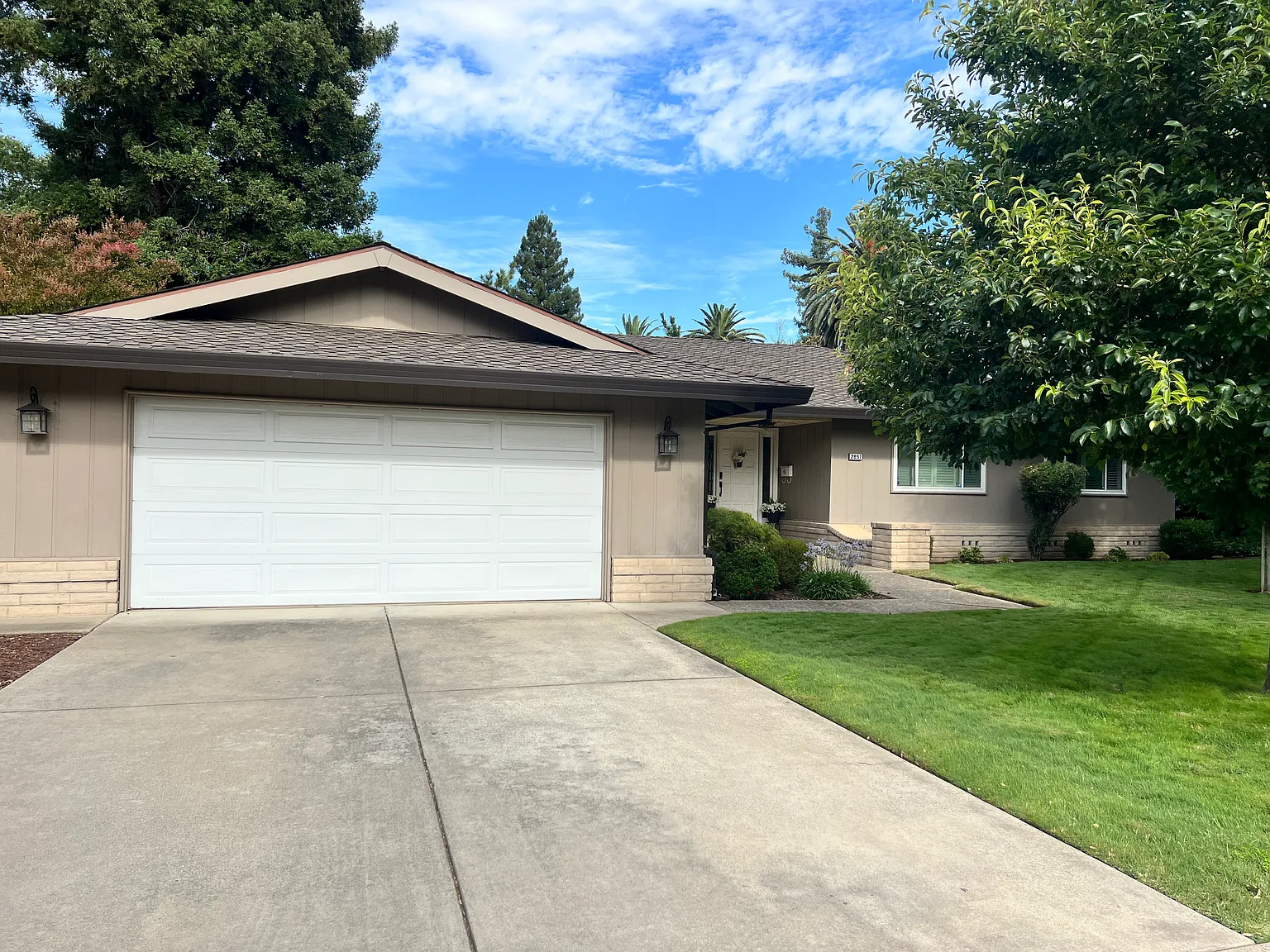 3 bed, 2.5 bath, 1961 sqft, $3,700 — Photo 2