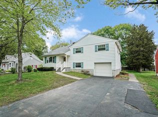 14 Morris Dr, Hyde Park, NY 12538