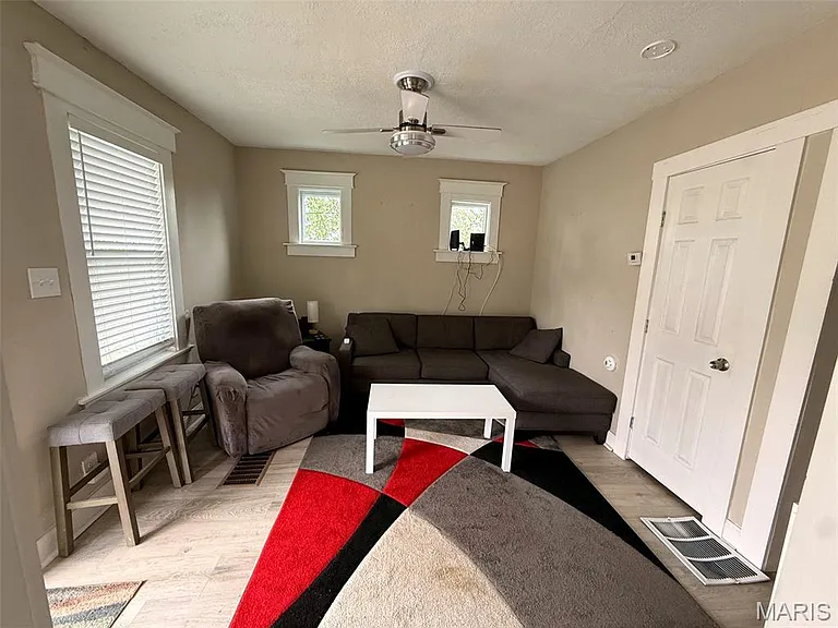 9914 Clyde Ave — Photo 3