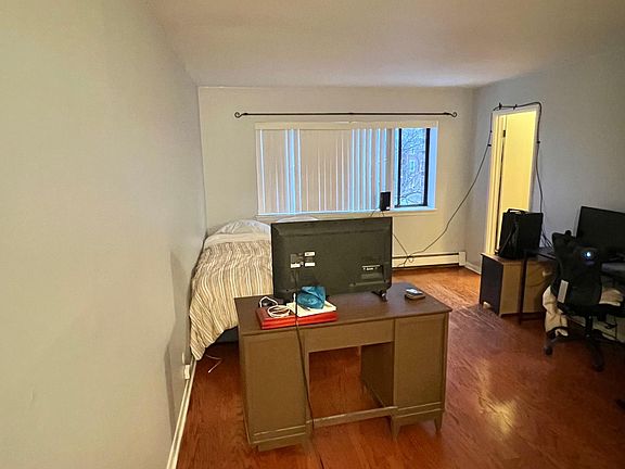 4th image of 3620 N Pine Grove Ave APT 406
