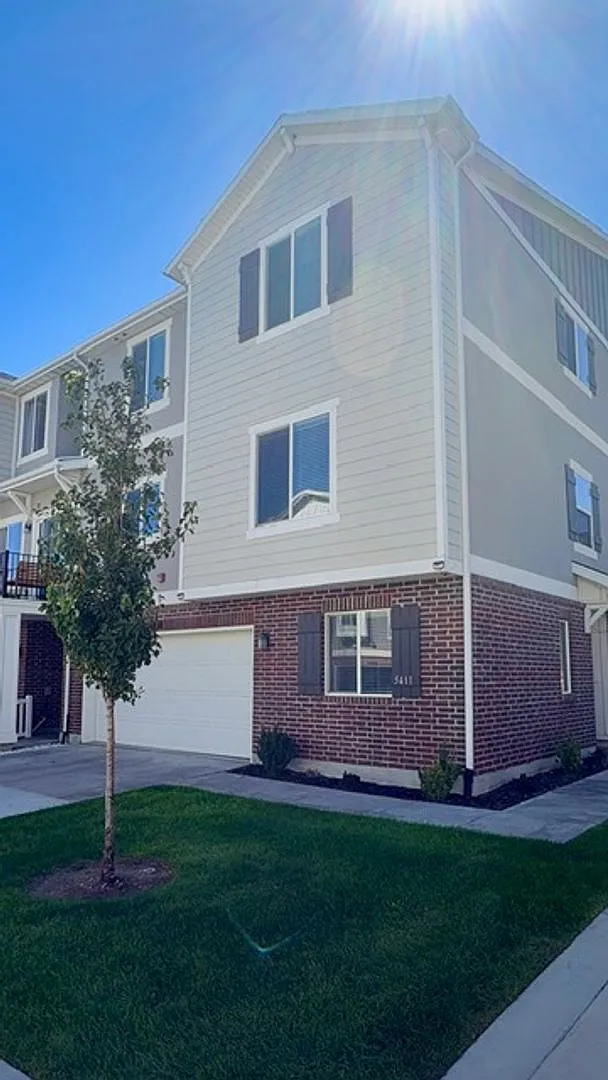 Spacious Herriman Townhouse - 4 Beds - Available NOW — Photo 1