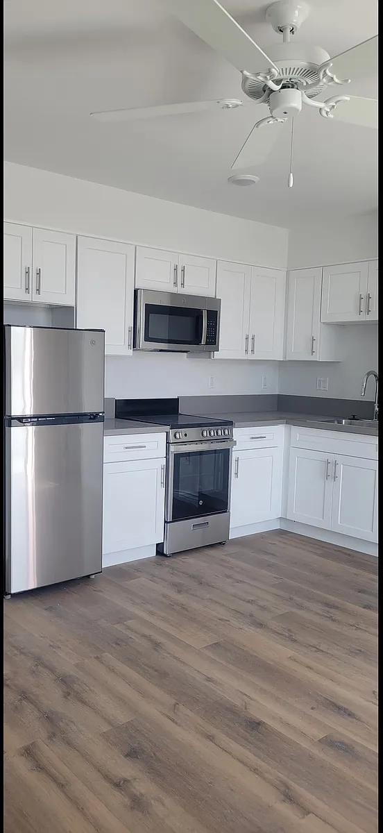 Building Photo - 325 E Florence Ave #308