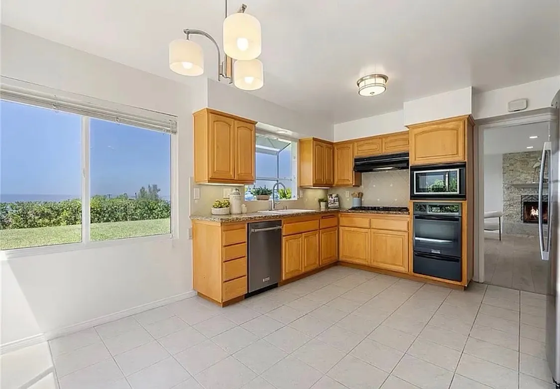 5 bed, 2440 sqft, $7,495 — Photo 4