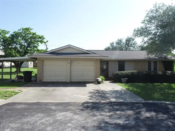 210 Cocopa Dr, Lake Kiowa, TX 76240