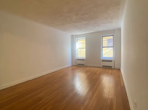 92-16 Whitney Avenue image 1 of 10