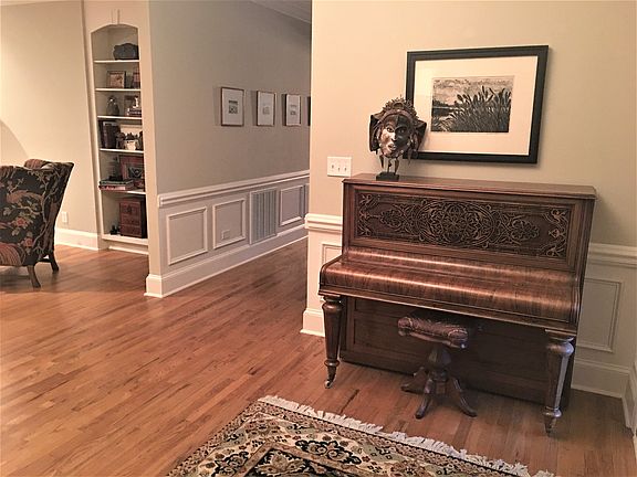 Spacious entry, open to LR