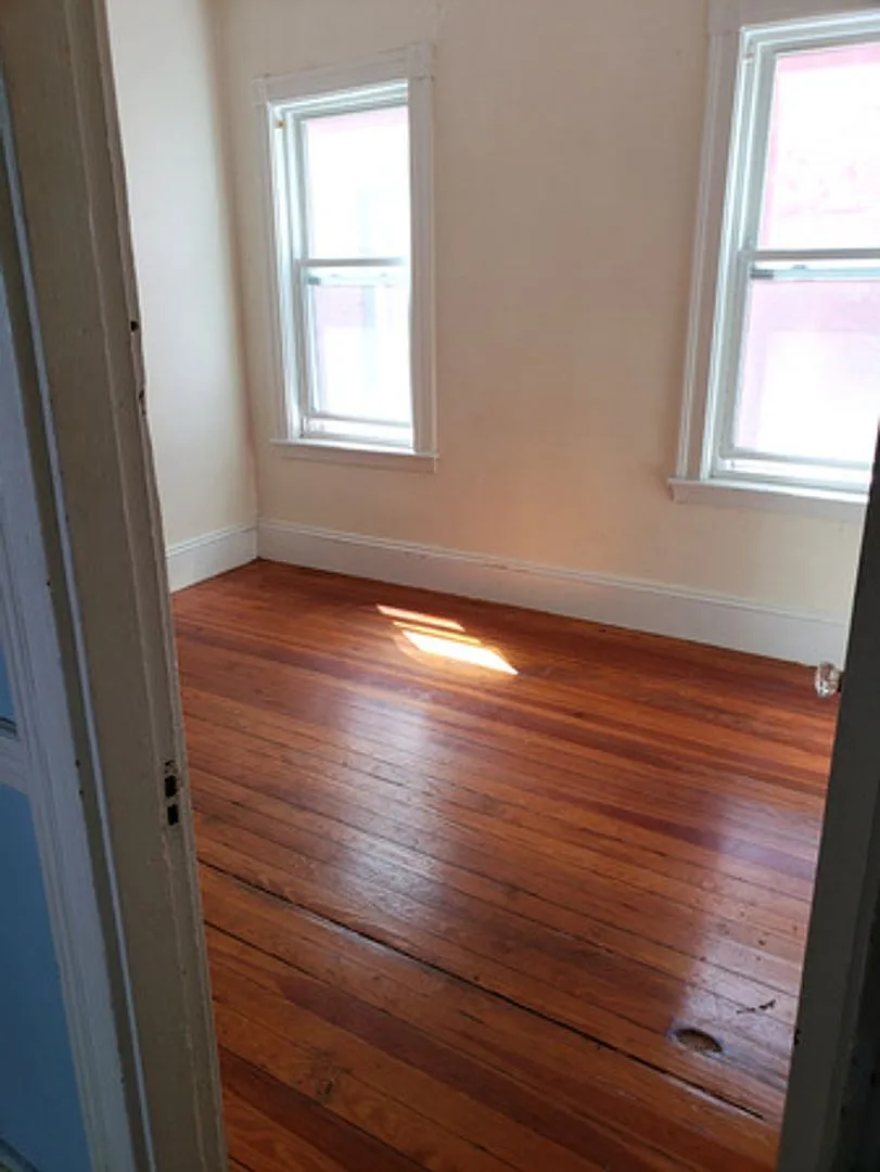 No Brokers Fee, Oak Sq. Area, Porch, Eat-in Kitchen, Laundry on a Site, Backyard — Photo 2