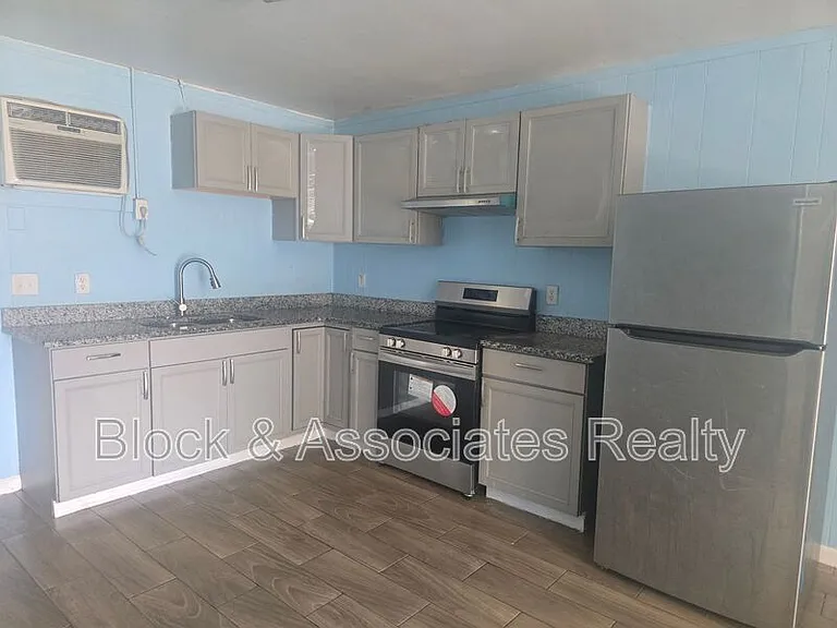 140 Kenilworth Dr #E — Photo 2