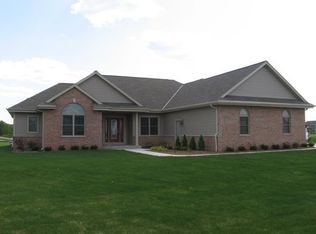 146 Lester Ct, Dousman, WI 53118