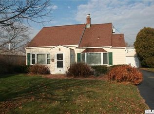 27 Cooper Ln, Levittown, NY 11756