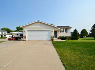 311 Perry Ct, Zumbrota, MN 55992