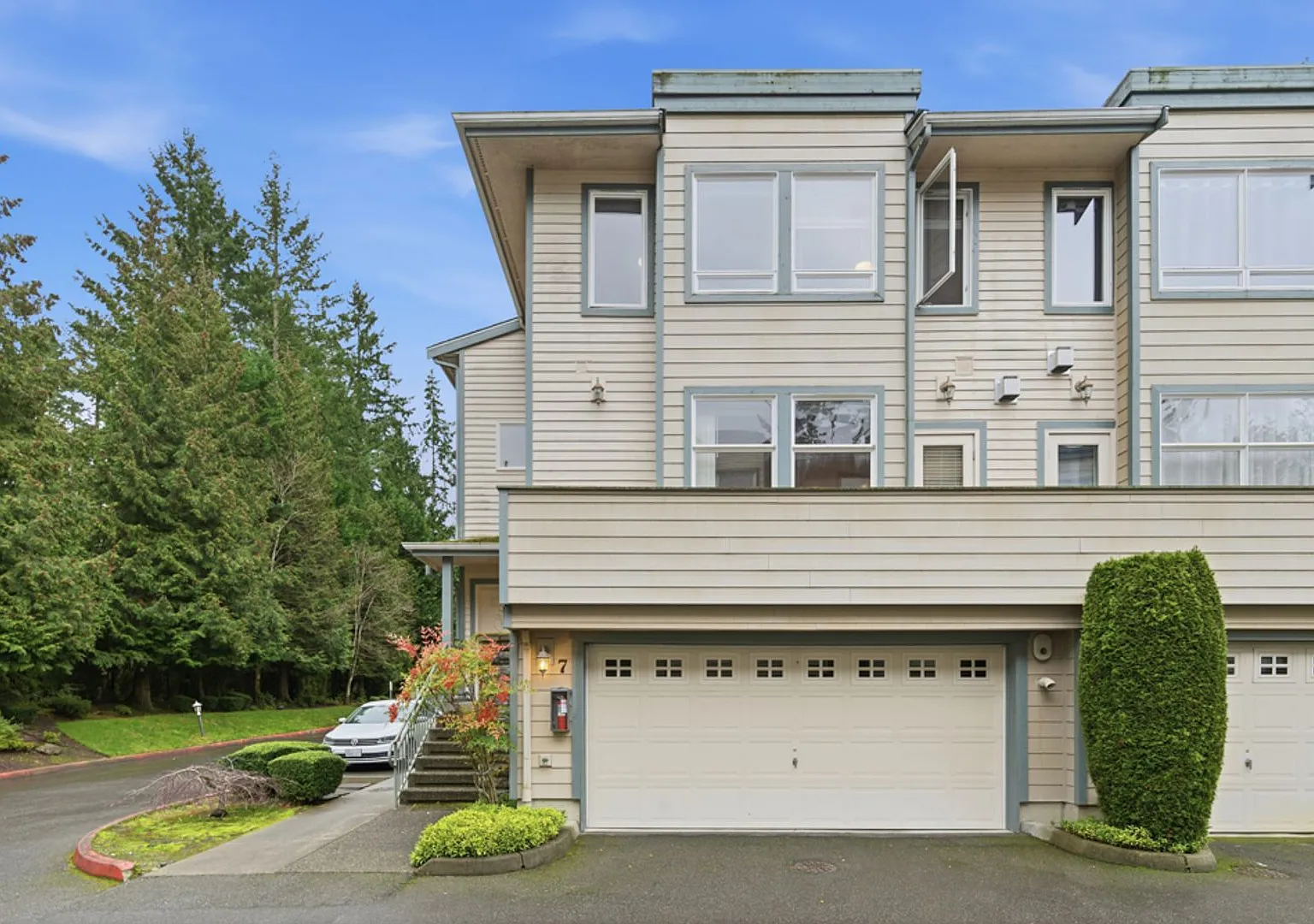 Modern Bellevue Townhome with Great Finishes — Photo 2