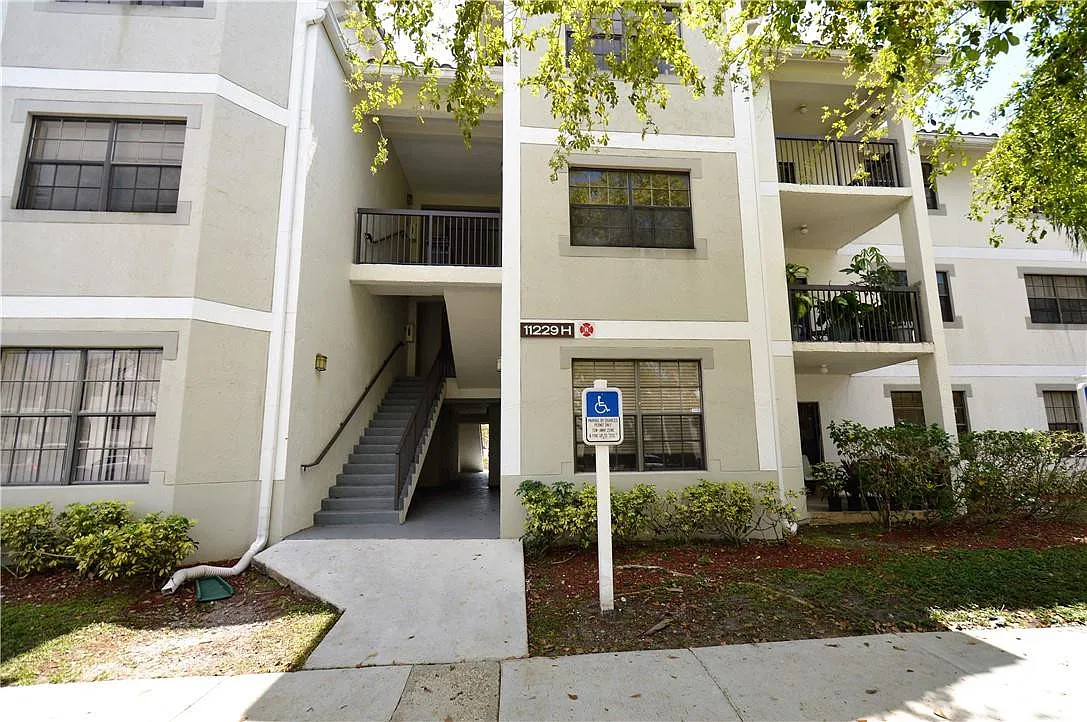 3 bed, 2.0 bath, 1305 sqft, $2,300 — Photo 1