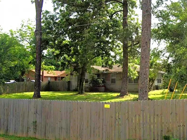 806 Stewart St — Photo 1