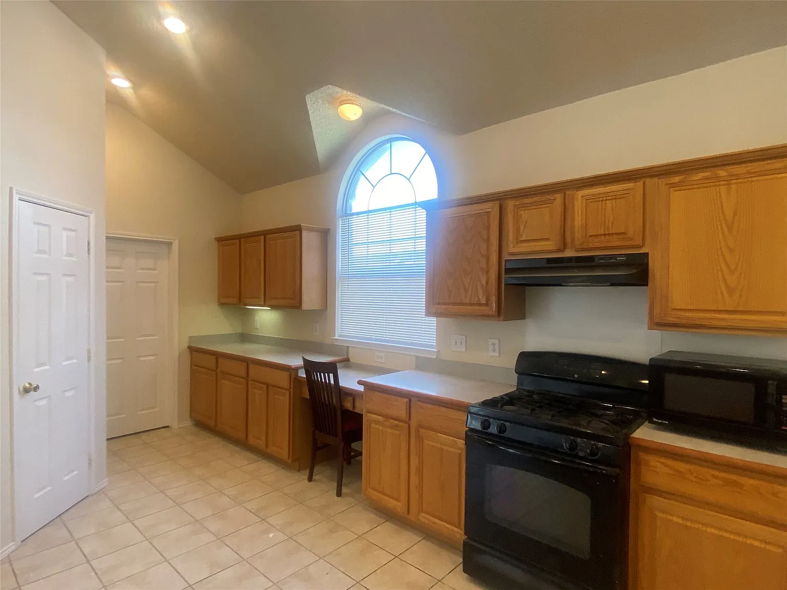 3 bed, 2.0 bath, 1753 sqft, $2,295 — Photo 3