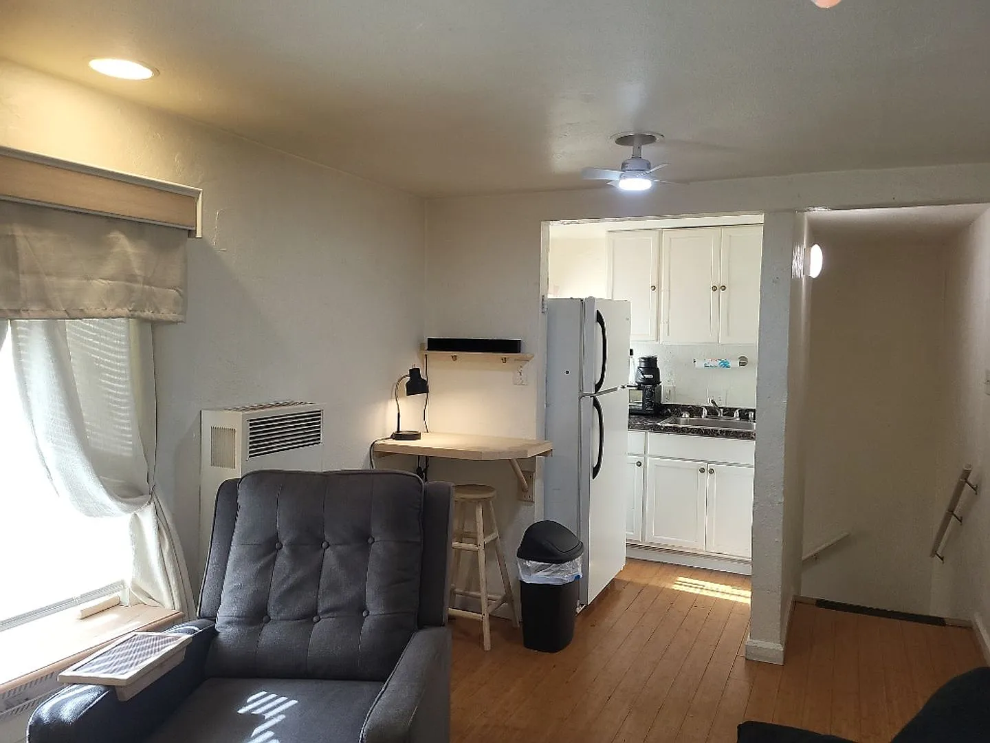 747 Willow St #6 - Cozy Upstairs Furnished Studio near Midtown - Available Oct 1st — Photo 4