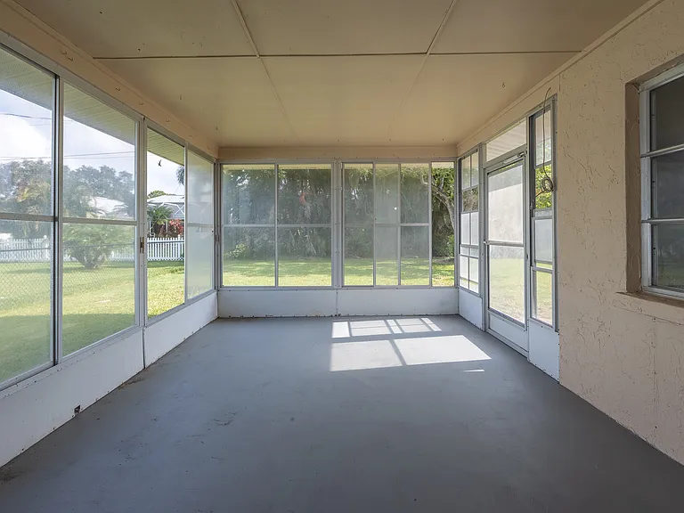 916 Gillespie St — Photo 13