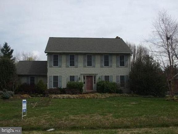 3rd image of 315 Queen Anne Club Dr
