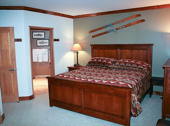 Master BR  King size bed * 42" LCD TV * plenty of extra room