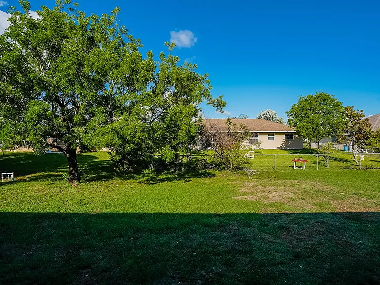 218 SW 11th Ave — Photo 15