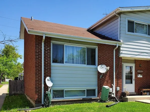 8052 W Lyons St, Niles, IL 60714
