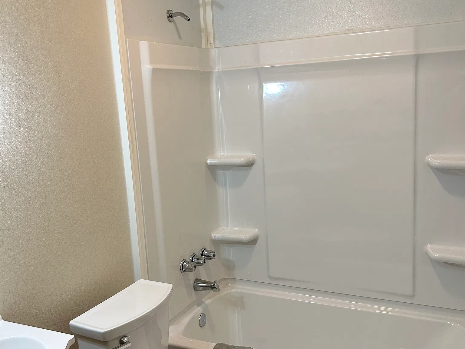 3 bed, 1000 sqft, $1,300 — Photo 1