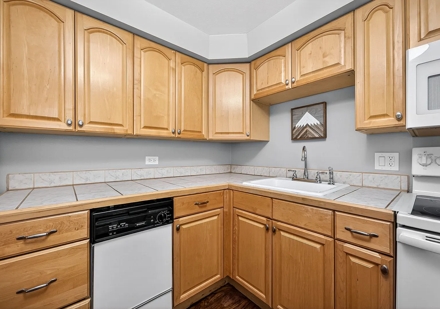 Beautiful Denver Condo — Photo 3