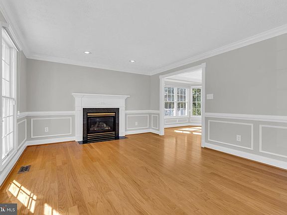 4th image of 9392 Sewall Ave