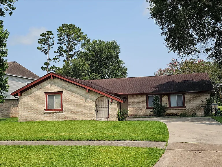 221 Palm Aire Dr — Photo 2