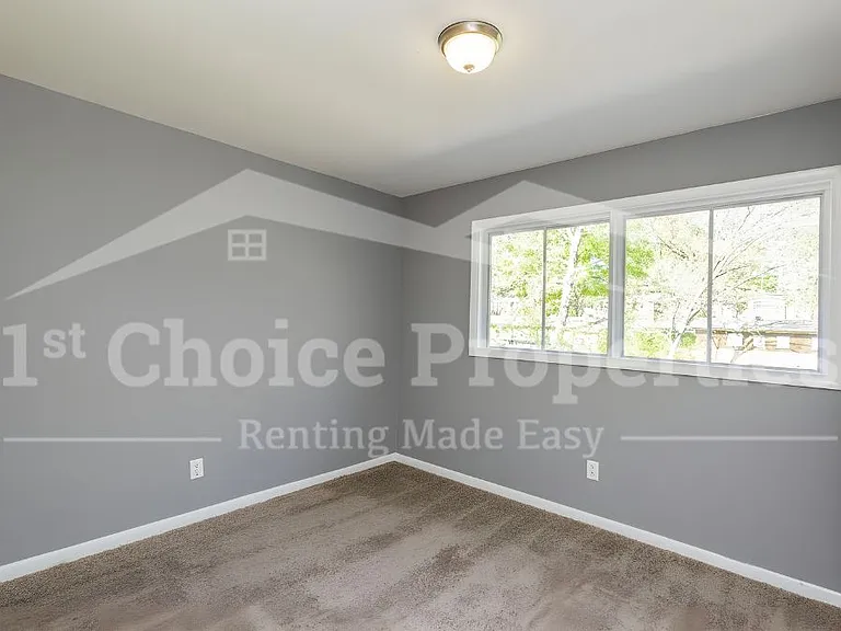 1332 Lake Ln NE — Photo 7