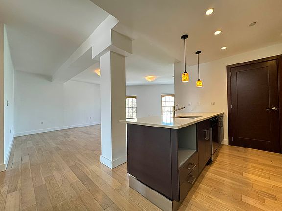 3rd image of 3101 Vernon Blvd APT 401
