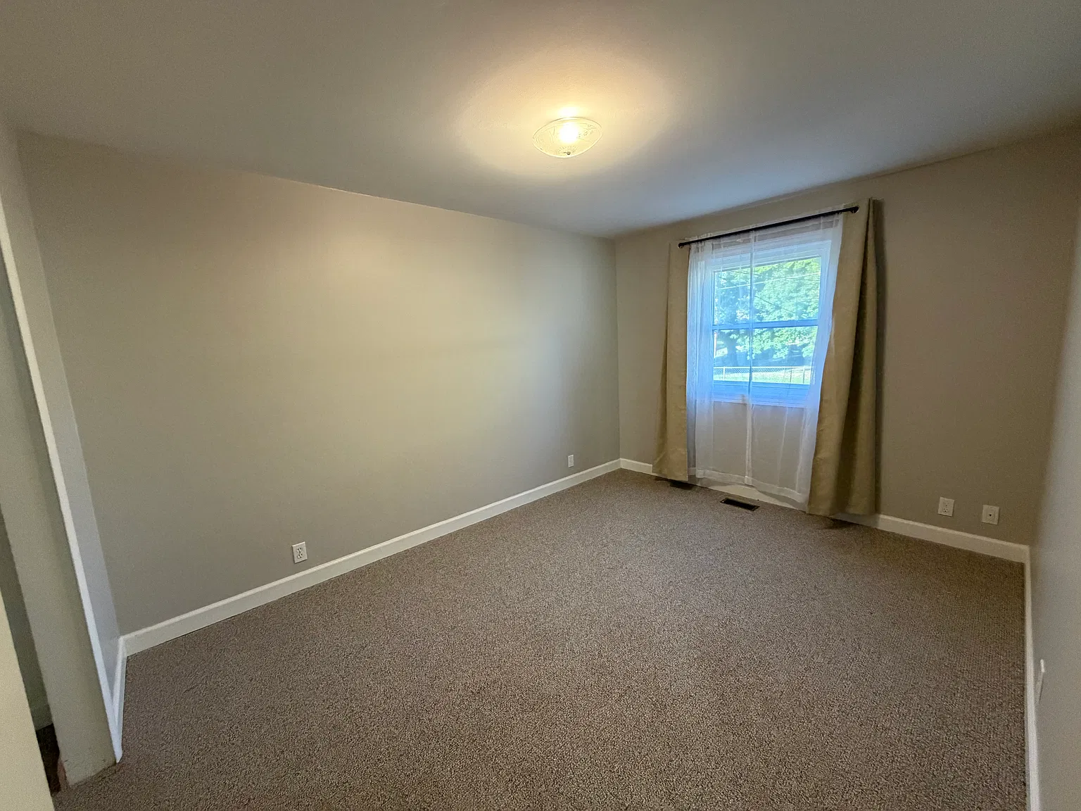 2 bed, 1000 sqft, $1,500 — Photo 3