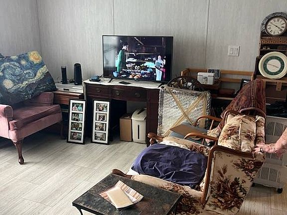 3rd image of 10 Hampton Dr E