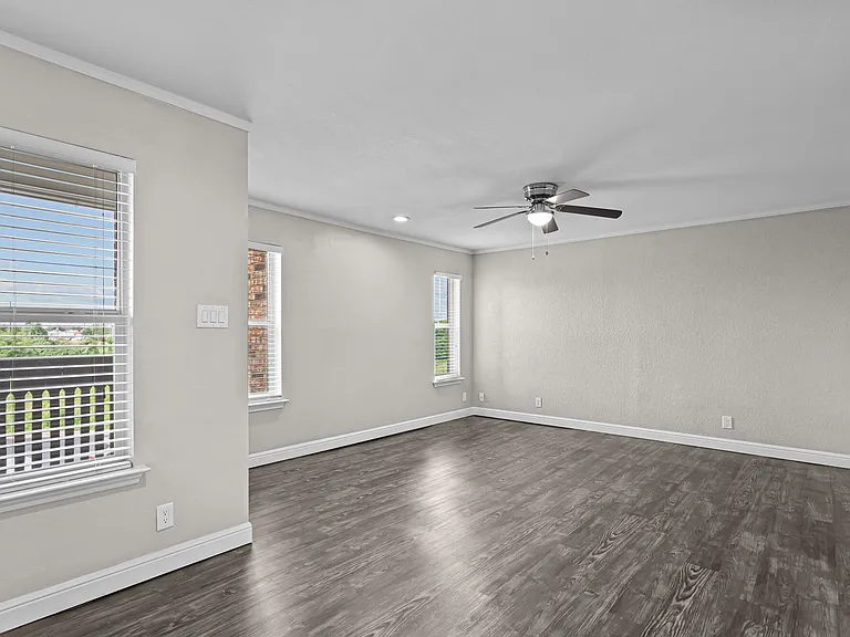 1520 Crawford Ct — Photo 2