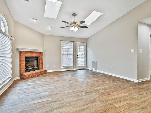 4th image of 215 Courtyard Ln