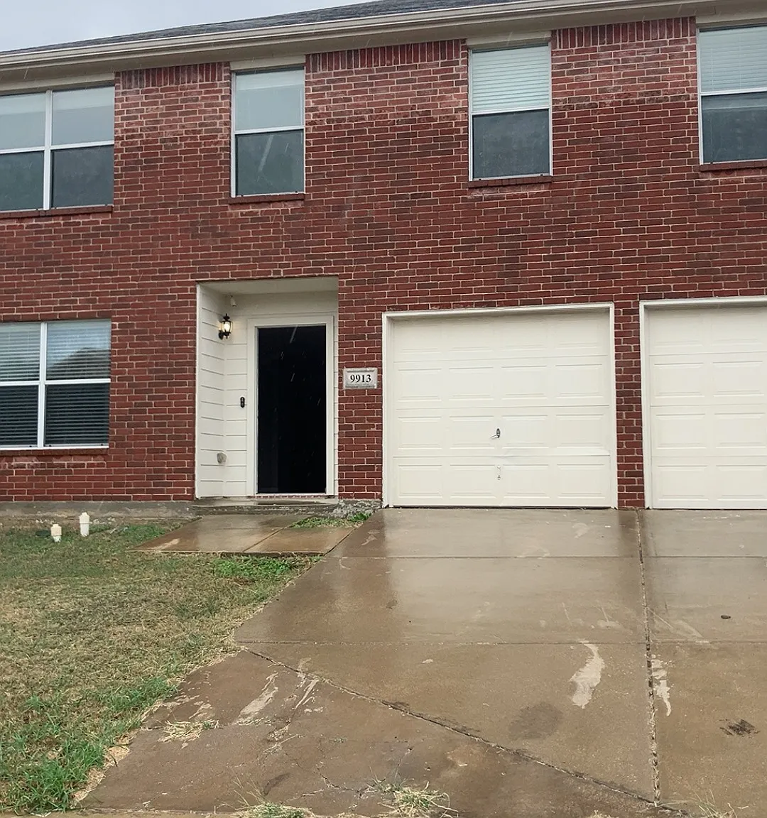 4 bed, 2.5 bath, 3000 sqft, $2,375 — Photo 1
