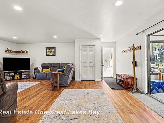 4th image of 2118 Lakeview St