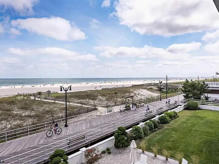 4501 Boardwalk #B — Photo 2