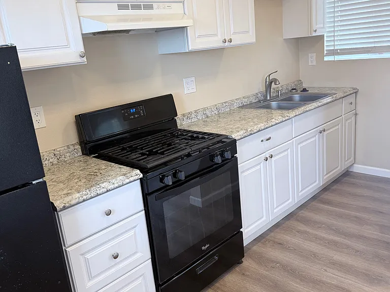 Full kitchen