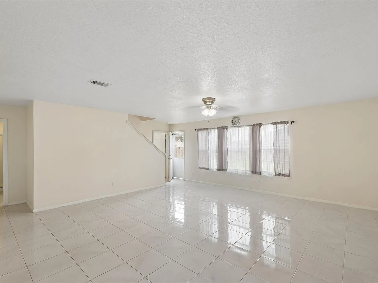 5 bed, 3.0 bath, 2640 sqft, $2,300 — Photo 3