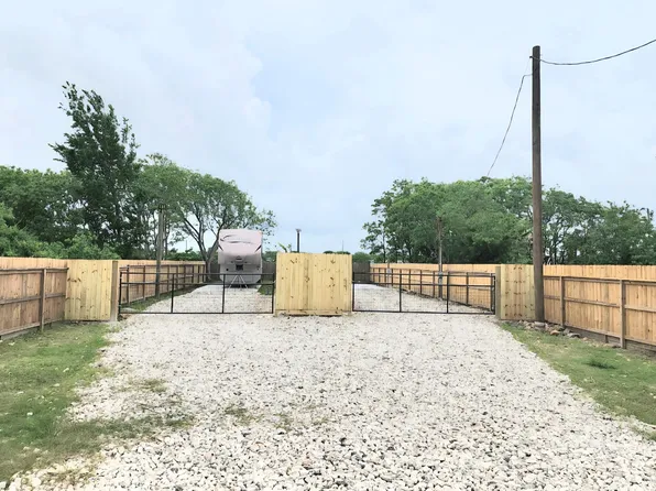 715 9th St, San Leon, TX 77539