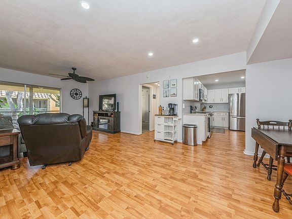 2nd image of 959 SE 2nd Avenue #219