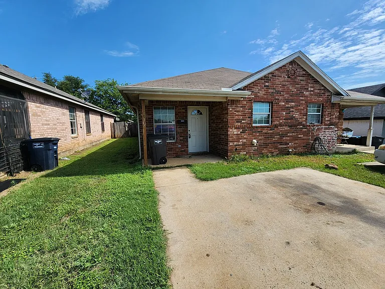 Roomy 3 Bedroom Duplex In S. Fort Worth — Photo 2